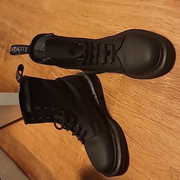 1460s in monochrome black - Picture 2 of 4